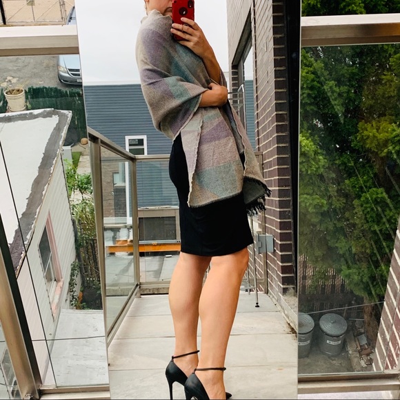 URBAN OUTFITTERS Palatine Acrylic Fringed Rectangle Wrap Blanket Scarf - Picture 6 of 16